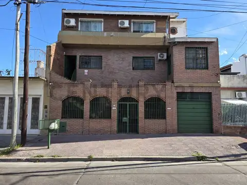 Venta de gran ph con garage en Villa Maipú. Se evalúan departamentos en parte de pago.