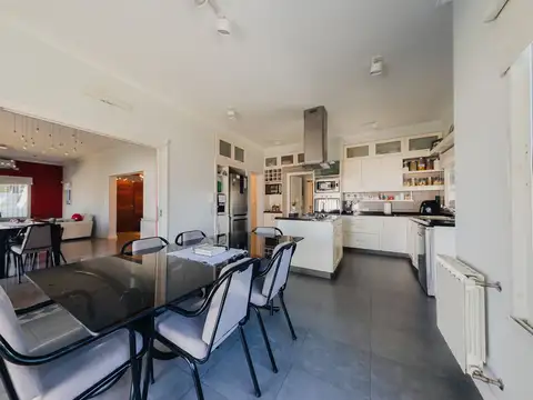 Casa en Venta con 3 cocheras
