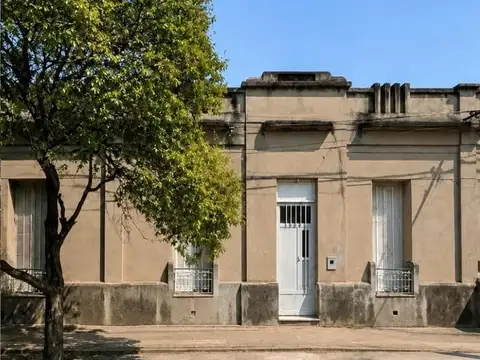 CASA TODOS LOS SERVICIOS CON AMPLIO TERRENO