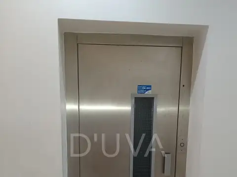 Oficina 10 ambientes con 5 baños