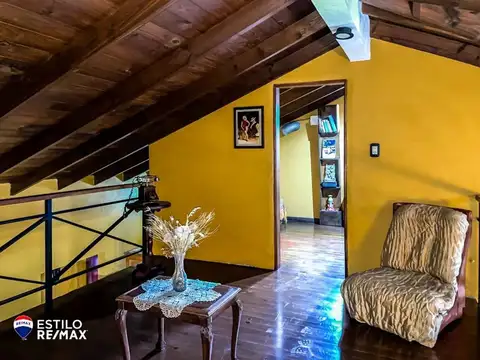 CASA DE DOS DORMITORIOS Y UN ESCRITORIO CON GARAGE