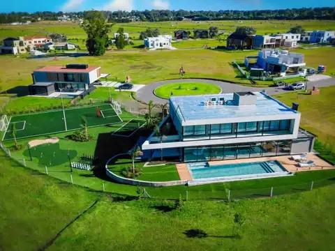 Casa 6 ambientes con 5 baños