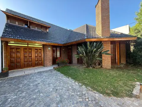 Casa en venta tipo chalet de 5 ambientes con pileta en lujan centro