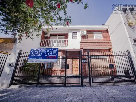 Confortable casa 4 ambientes de 2 plantas con jardín, pileta, quincho y parrilla. 8,51x30,44