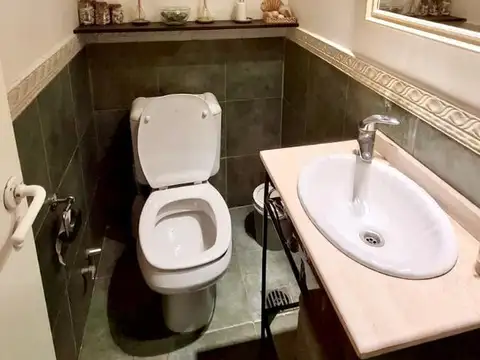 Casa 8 ambientes con 2 baños