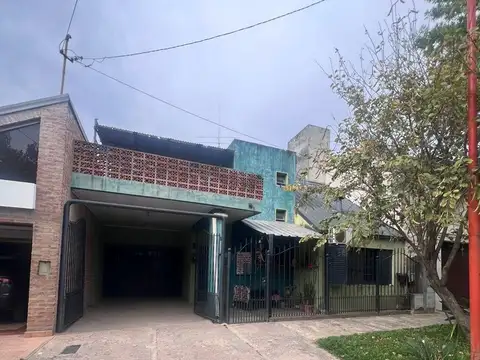 VENTA CASA + DPTO - 3 dormitorios + 2 baños.-