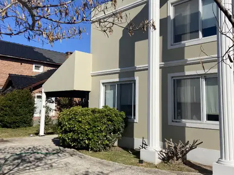 BARRIO LA DELFINA MUY BUENA CASA - LOTE CENTRAL -  EN EXCELENTE ESTADO