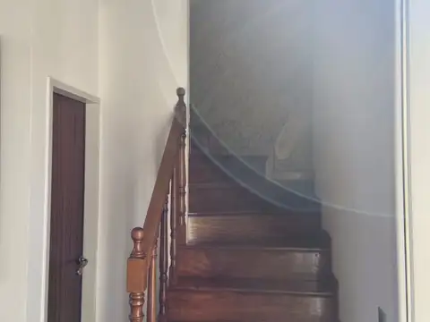 BARRIO LA DELFINA MUY BUENA CASA - LOTE CENTRAL -  EN EXCELENTE ESTADO