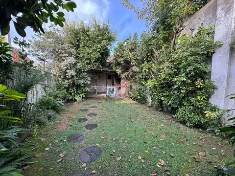 CASA 4 AMB / COCHERA / JARDIN / PARILLA