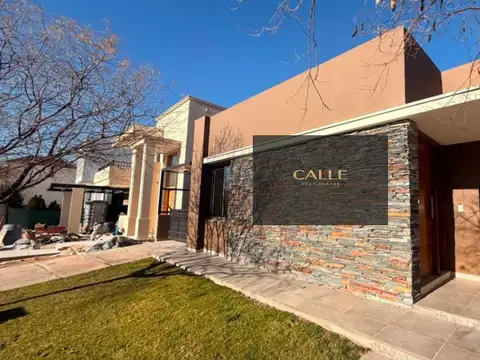 Casa en venta c/ cochera en Godoy Cruz