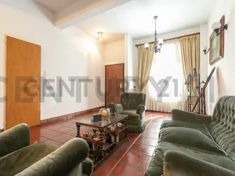 Casa 5 ambientes con 2 baños