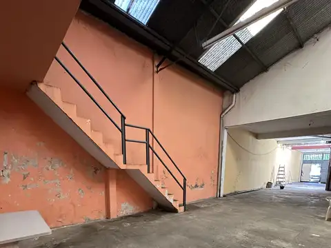 Galpón en Alquiler s/ Av. Rabanal. 250m2. C/ 4 oficinas y 2 baños. Electricidad Trifásica.