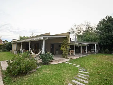 CASA QUINTA EN LOS ROBLES