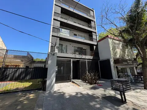 Excelente departamento de ambientes con cochera, Balcon y Parrilla