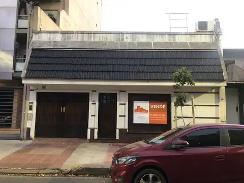  APTO CREDITO  Amplia casa de 4 ambientes con patio, terraza, garaje, dos baños y depósito.