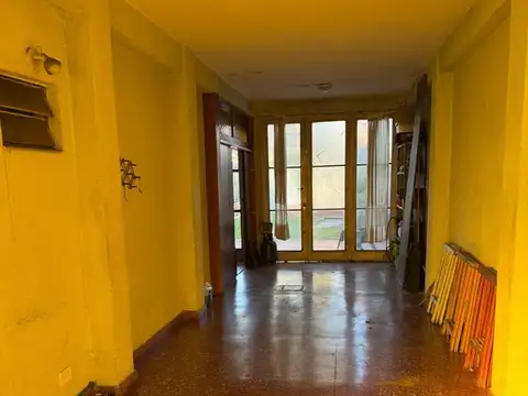 Casa De 5 Ambientes Con Parque, Pileta y Garage Para 3 Autos