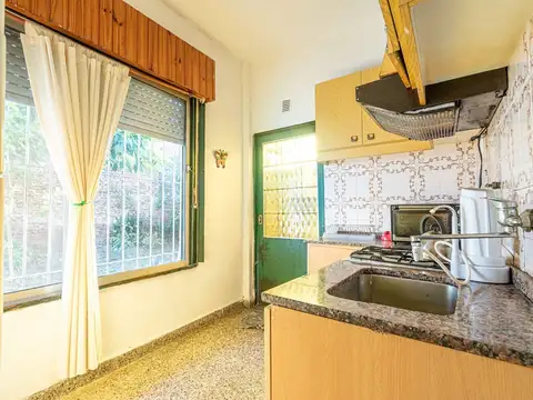 VENTA CASA 4 AMBIENTES COCHERA JARDÍN V. BONICH -