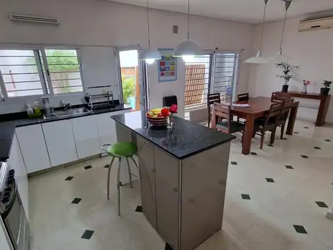 CASA/4 AMBIENTES/PATIO/PILETA/PARILLA/LOTE PROPIO!
