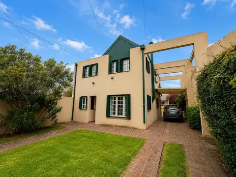 Casa sobre avenida 25.