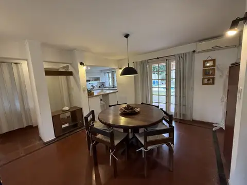 Casa sobre avenida 25.