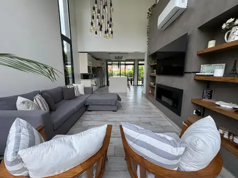 Casa en Venta con 2 cocheras