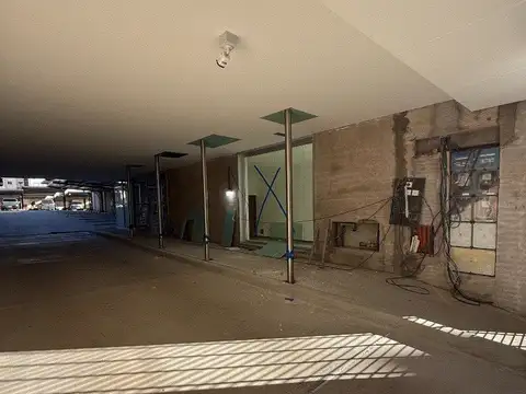 LOCAL A ESTRENAR DE 4.10 X 8.10. MORON CENTRO