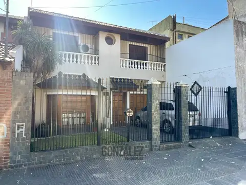 VENTA CASA 4 AMB CON JARDIN , QUINCHO Y COCHERAS