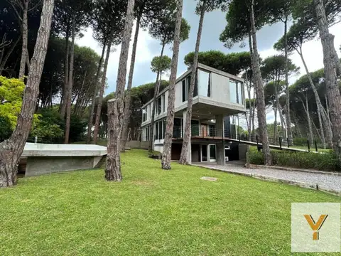 Casa en venta - 4 Dormitorios 4 Baños - Cariló