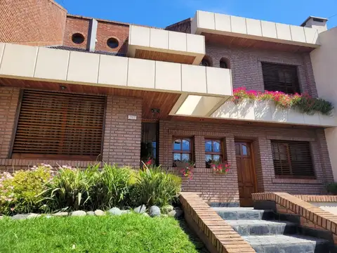 EXCELENTE CHALET DE 5 AMB. SOBRE CALLE CORTADA A MTS DEL CENTRO DE HAEDO