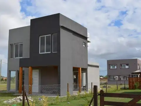 Casa 4 ambientes con 2 baños