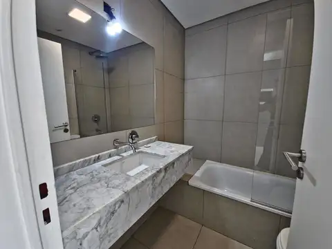 ALQUILER EXCLUSIVO EN ISLAS DEL GOLF, DEPARTAMENTO DE 3 AMBIENTES CON VISTA A LAGUNA CENTRAL, BALCÓN