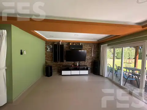 Casa en Alquiler con 6 cocheras