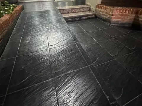 Excelente monoambiente muy amplio al contrafrente con balcón, cocina separada, lavadero y baño completo.