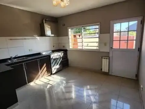 Casa 4 ambientes con 2 baños