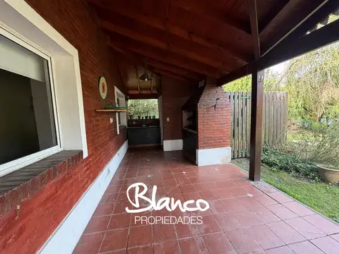 Casa en Alquiler con 2 cocheras