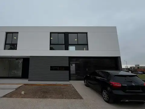 Venta casa de categoria tres dormitorios a estrenar en barrio cerrado Campo Chico zona sur