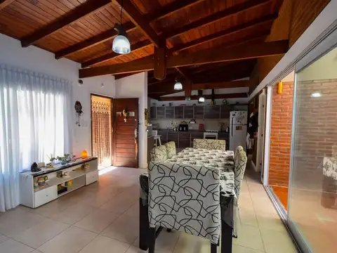 CASA 4 AMBIENTES CON GRAN PARQUE TOMA PERMUTA