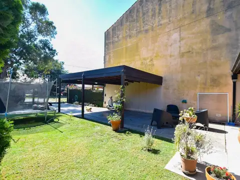 CASA 4 AMBIENTES CON GRAN PARQUE TOMA PERMUTA