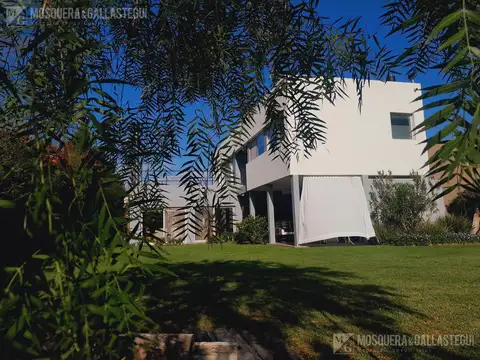 Santa Catalina.3 dormitorios, escritorio abierto, dependencias. Lote de gran privacidad hacia verde.