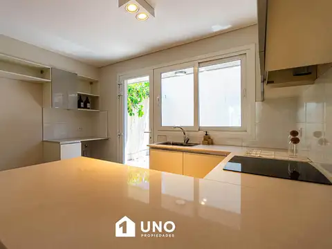 Dorrego y Pasco - Casa de 2 Dormitorios. Cochera disponible.