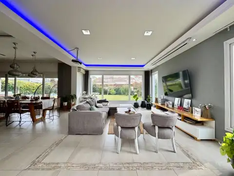 Casa en Venta con 2 cocheras