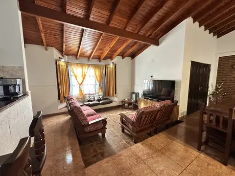 Casa 5 ambientes con 2 baños