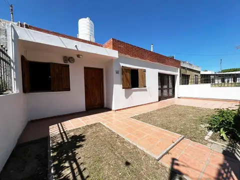 VENTA CASA 2 DORM CENTRO AMERICA SOBRE AVENIDA