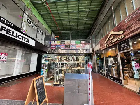 ALQUILER – Local comercial con vidriera y depósito en Galería Paseo del Sol, pleno Centro