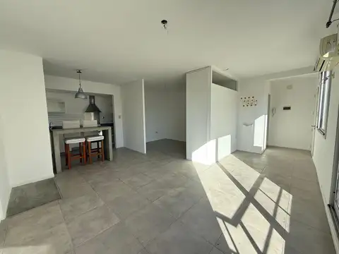 Amplio Monoambiente en Alquiler con cochera