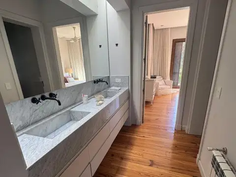 Casa en Alquiler con 2 cocheras