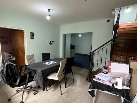 CASA 3 AMB SOBRE LOTE DE 8,20 X 20 EXCELENTE ESTADO