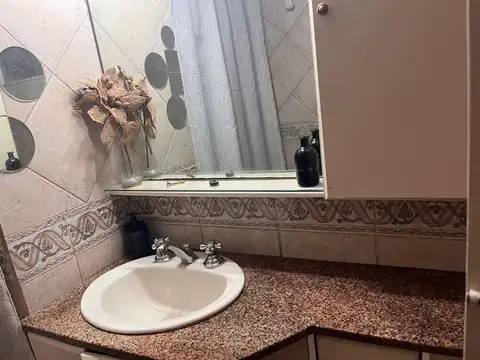 CASA  3 DORM COCHERA  Y JARDIN EN BARRIO PLATENSE