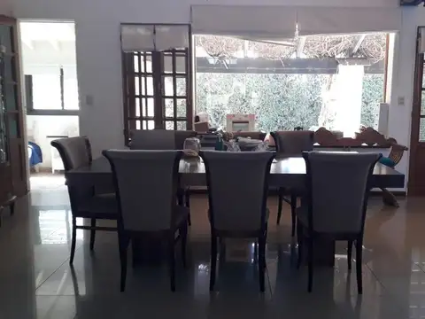 Casa en Alquiler con 4 cocheras