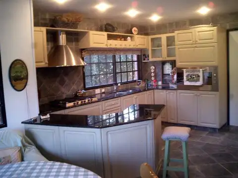 Casa 6 ambientes con 2 baños